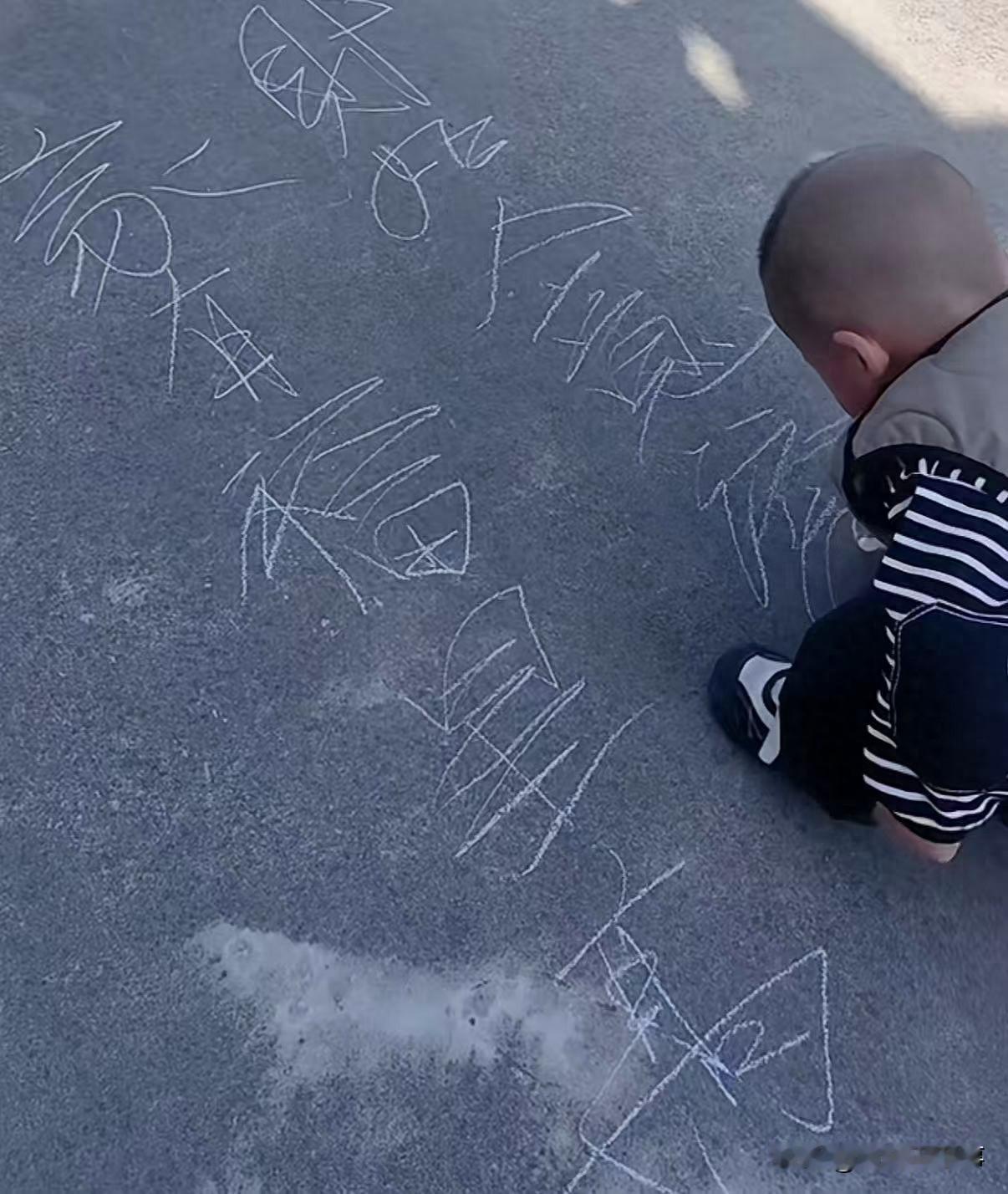 这下解释不清了！江苏苏州，2岁半的小男孩，最近因为写字火上了热搜。不是那种家长硬