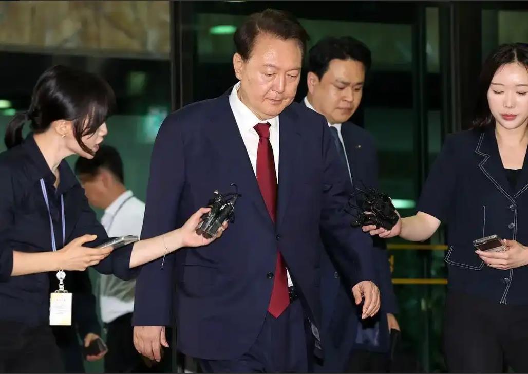 我猜到尹锡悦栽了，但没想到会这么判决!7月25日，首尔法院判尹锡悦要向10
