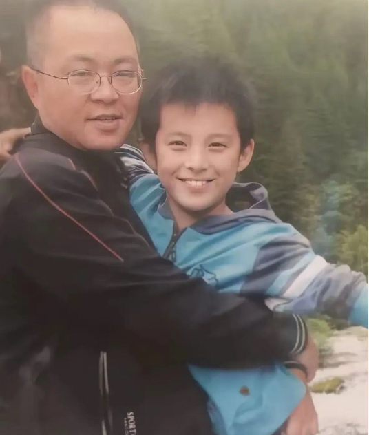 太神奇了!王鹤棣父母都是五官扁平大宽脸，居然能生出他这种小脸五官折叠度高的儿子