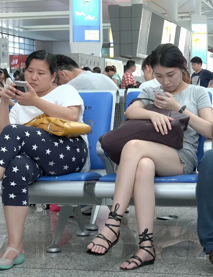 候车室见着的，特想过去搭话，不知咋起头，能夸她穿带星星的裤子很好看吗？