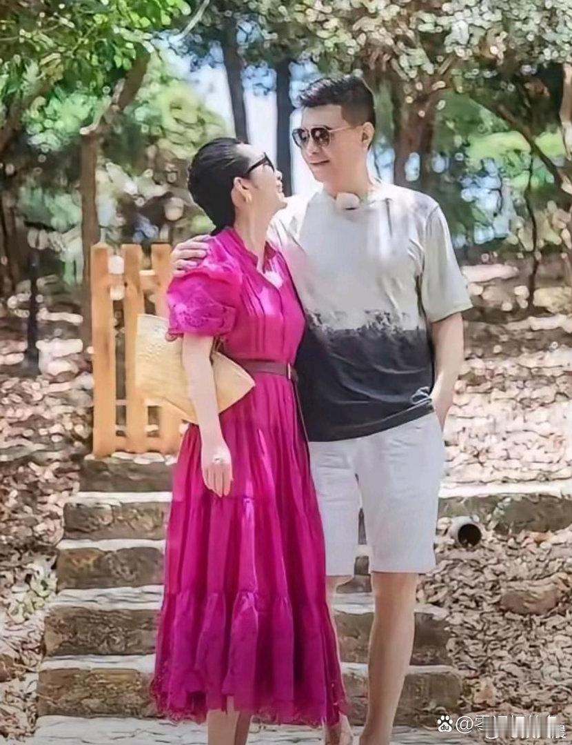 秦海璐依偎在老公身旁，模样温婉尽显娇态，满满的甜蜜幸福感扑面而来。