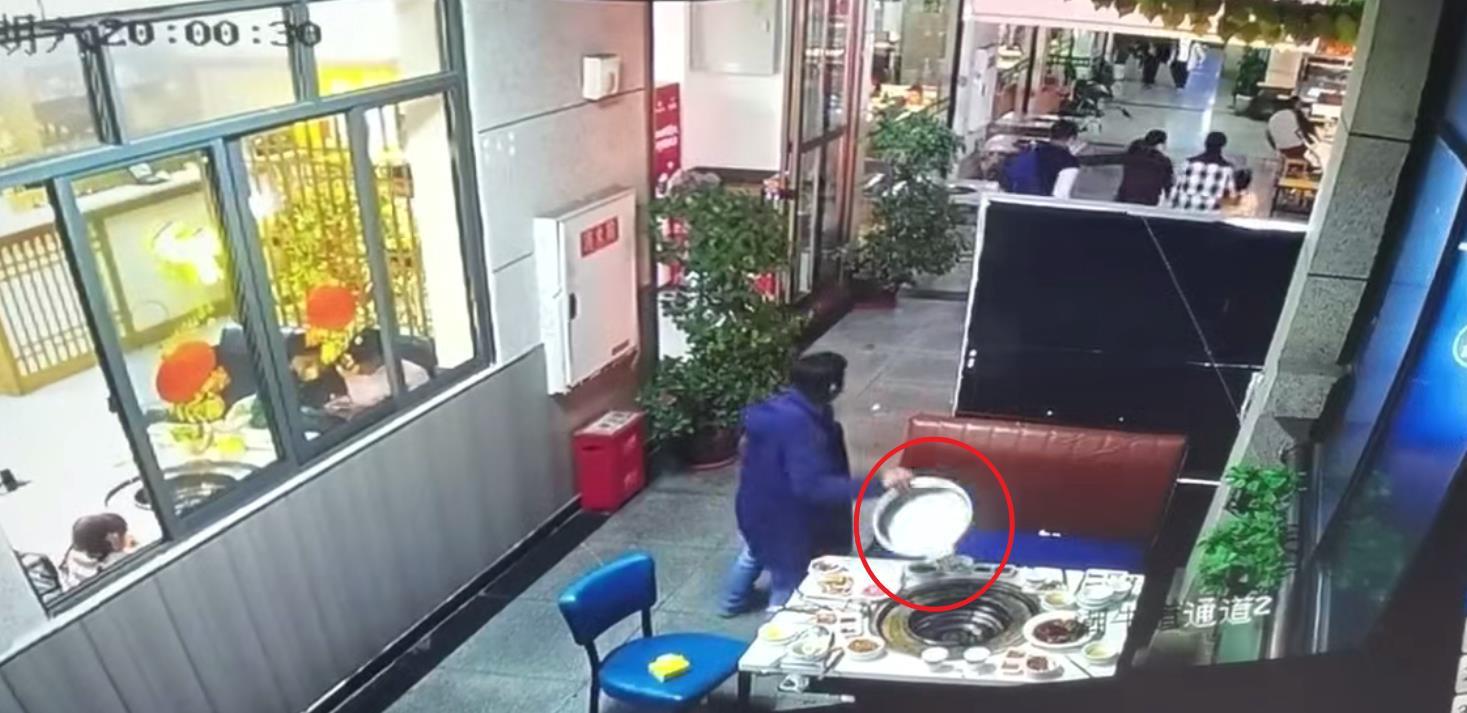 5名顾客吃火锅没付钱还把锅顺走? 店家报警: 饭钱还没锅贵