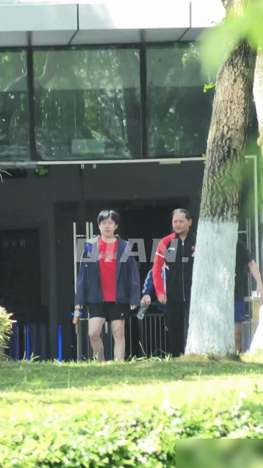 王楚钦剪掉的不是头发，是幻想。你真以为换个发型，就是“从头开始”？我告诉你，