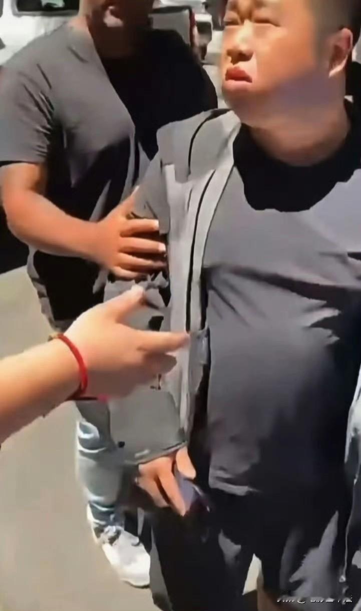 我认为蓝战非在南非大概率是被“仙人跳”了，理由有二：第一，根据他的自述，绑匪