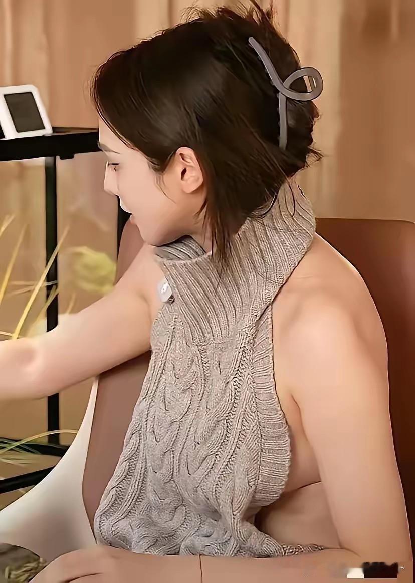 彭小苒这件衣服，后面咱不评价了，前面侧面咱也不评价了！关键是怎么肚子都出来了，
