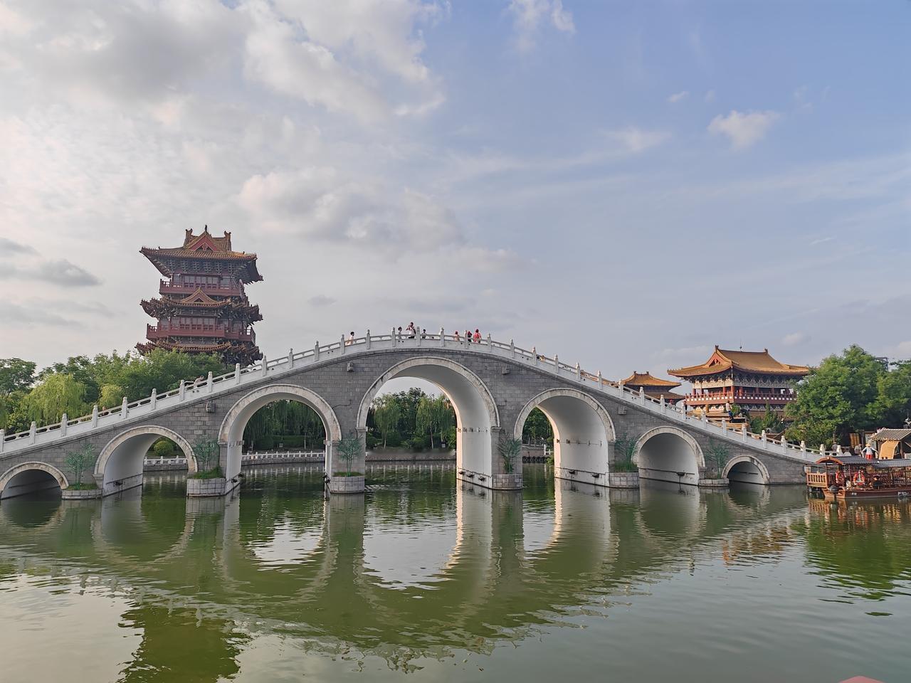 开封“清明上河园”确实比较漂亮，值得一游！