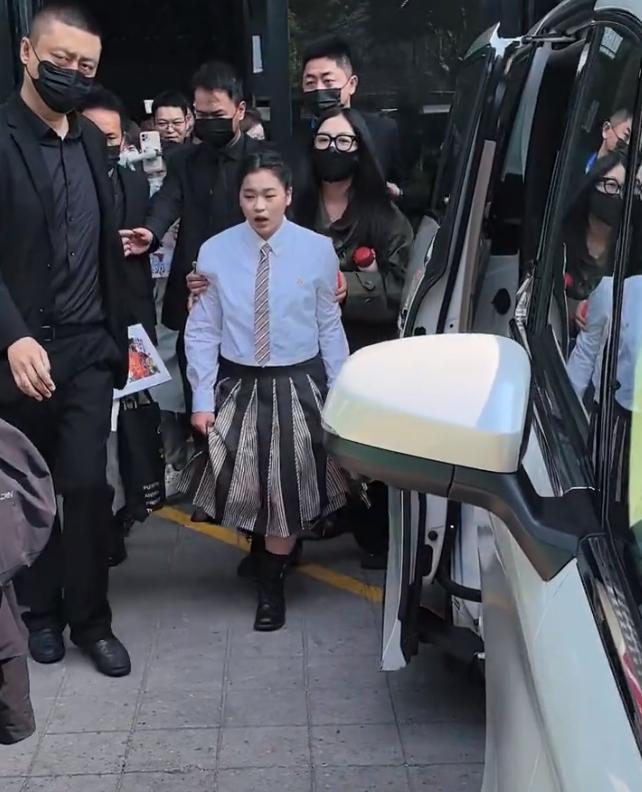 全红婵真的是被自己的人气给吓到了就一个普通的商业活动，居然来了这么多的人