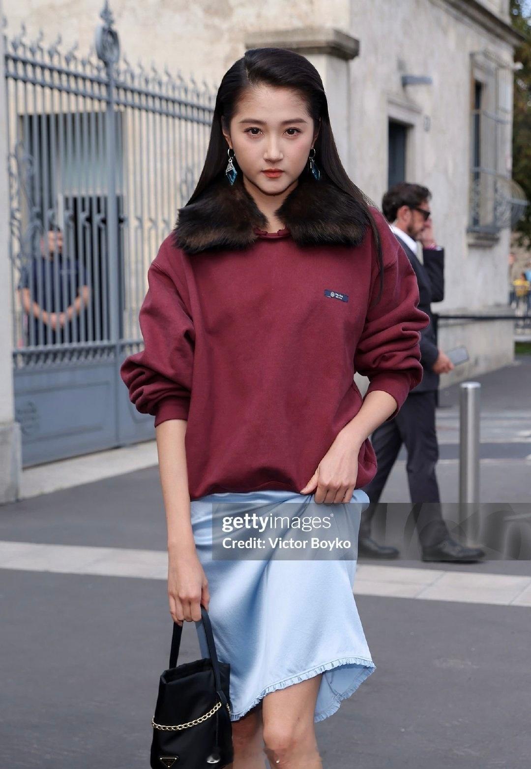 Prada大秀关晓彤看秀生图，这身造型是谁的主意……​​​