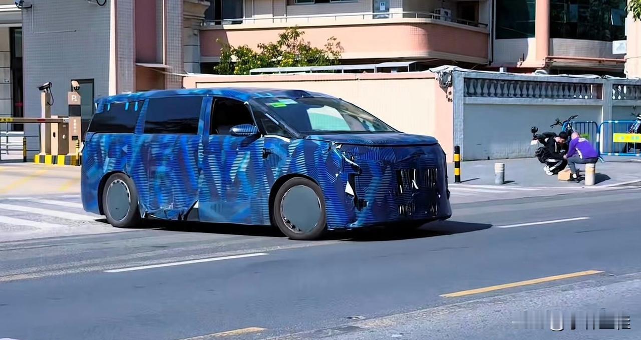 传说中的腾势D9L超清伪装图来了！如果要用一个词来描述的话，那只能用大、很大、