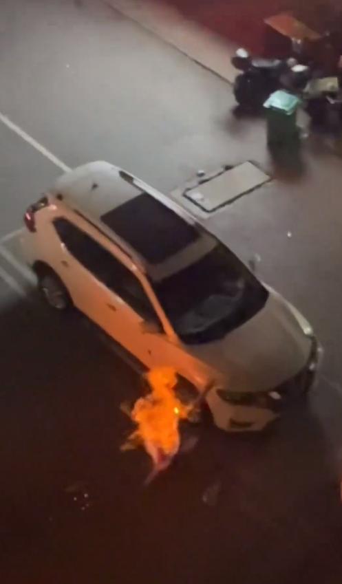 据报道广西南宁市青秀区深夜发生的一起爆炸事件，视频描述了街道被炸毁和人员伤亡惨重