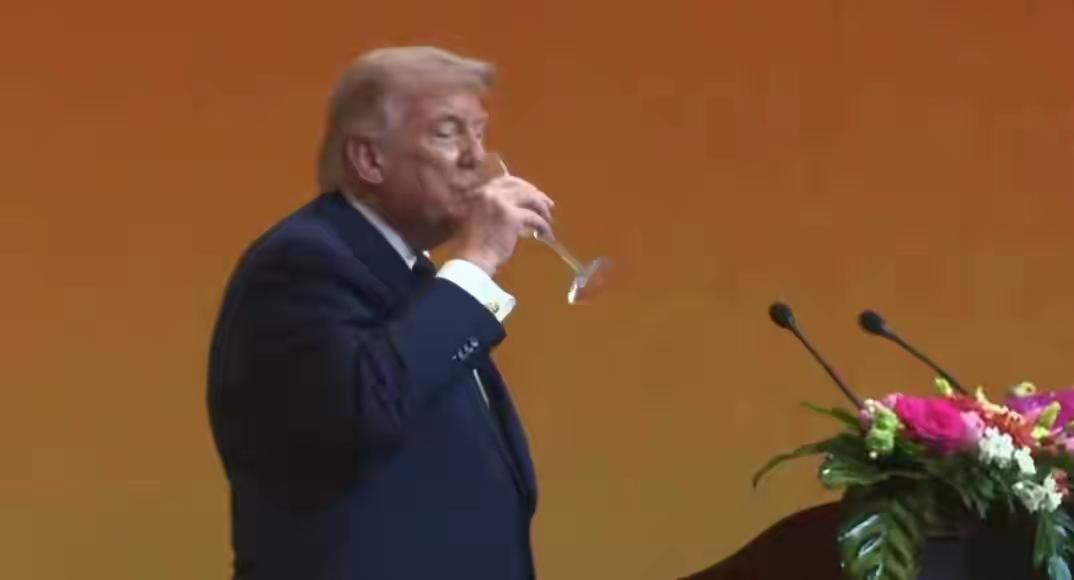 特朗普破例喝酒了！特朗普自己说今年79岁的他从来不喝酒，一辈子没喝过一瓶啤酒