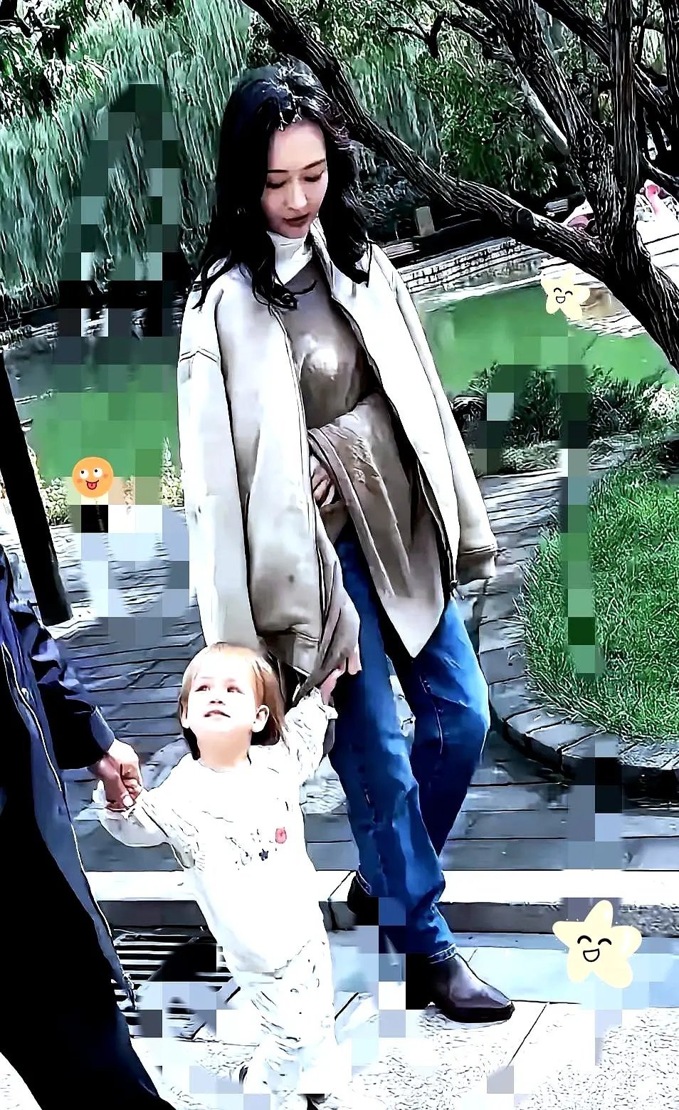 何九华王鸥演员王鸥牵女儿外出，女儿首次被外界拍到。小家伙那张脸蛋直接把何九华的