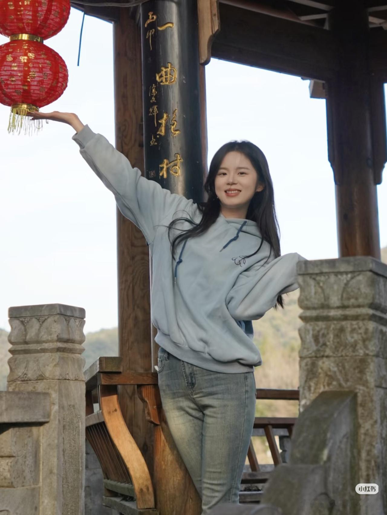 红灯笼映笑颜，古风韵悠长。