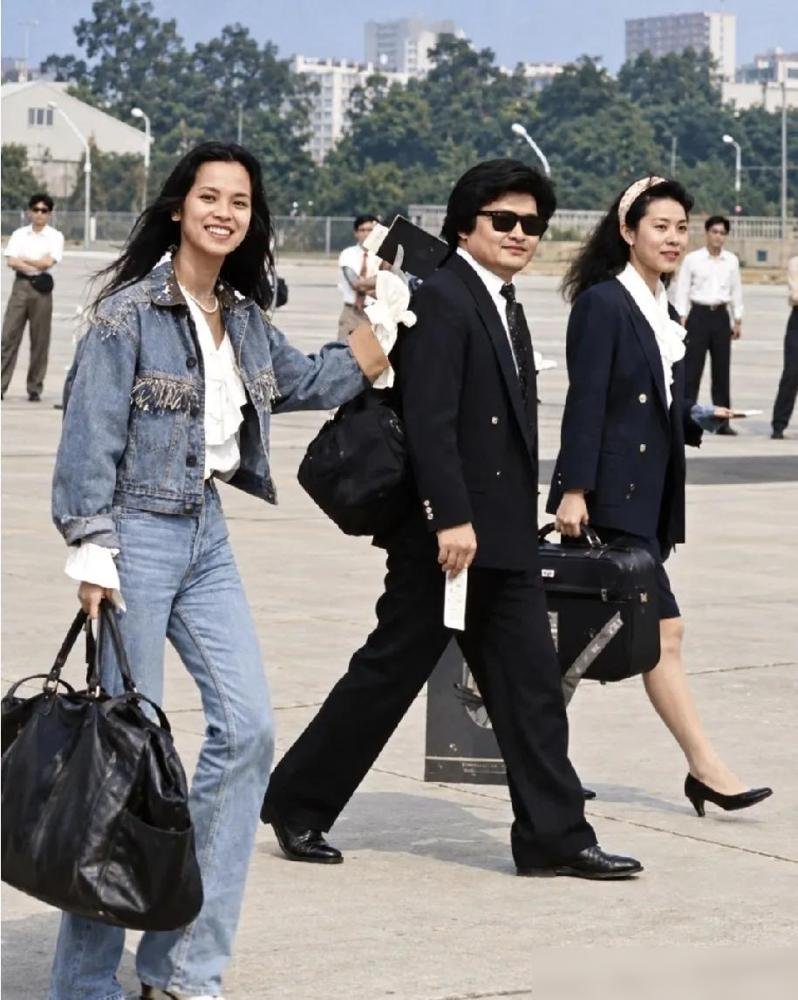 36年前的刘欢和韦唯，意气风发，奔赴演出现场。隔了这么多年再看，刘欢的黑发和墨镜、韦唯手里那个大包都