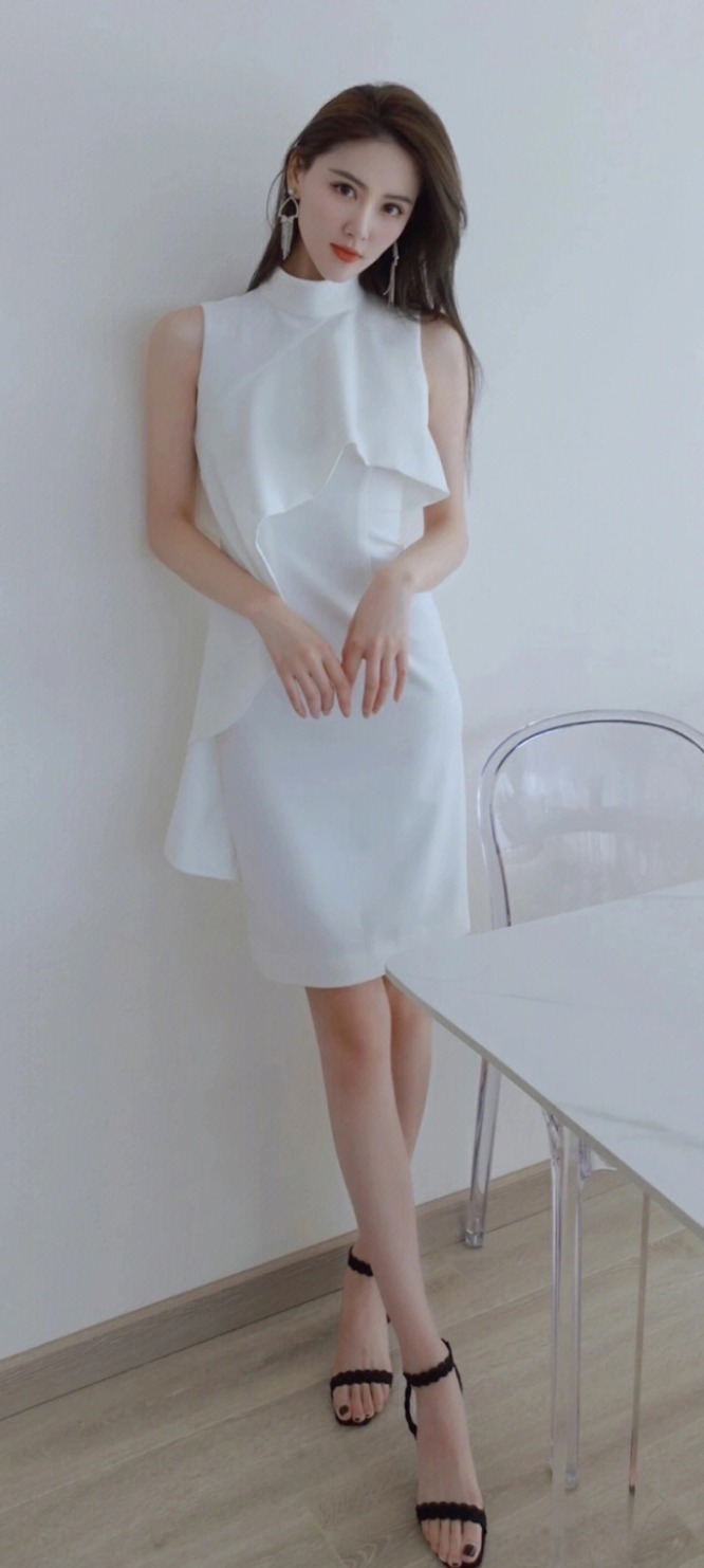 李丹儿壁纸精选：美腿光脚丫主持小姐姐。李丹儿