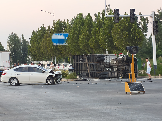 轩逸正面碰撞还行啊。刚拍的。都说日产车皮薄，这100%正面碰撞看起来还行啊。A