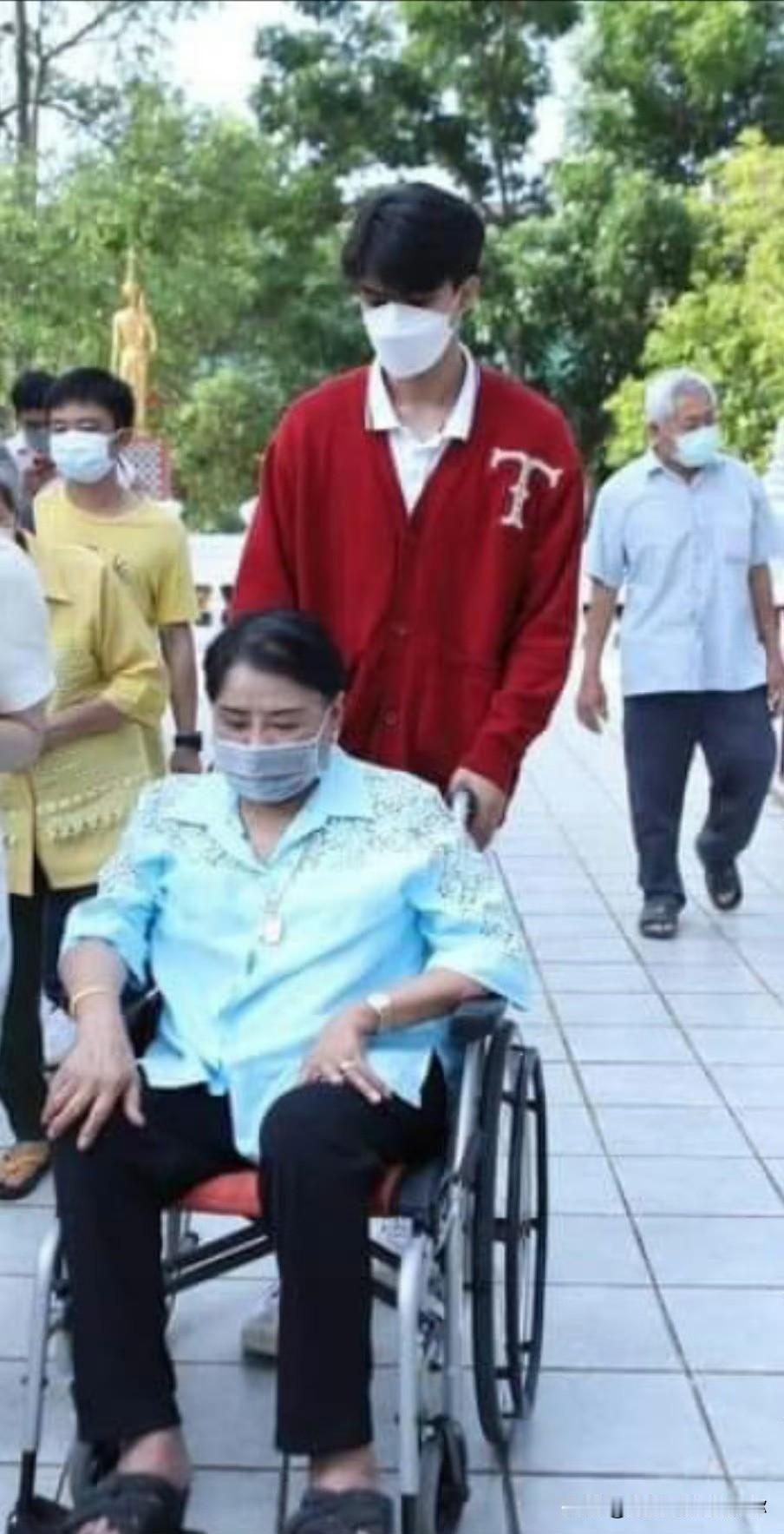 我有个老邻居上个月住进了养老院。他女儿说，送过去那天，自己在门口站了半小时，心里