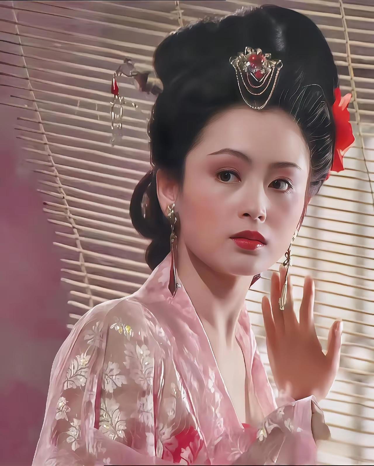 东汉末年，吕布刚被曹操弄死，兵痞冲进内室逮着貂蝉。她怕受辱，抄起剑就要抹脖子，被