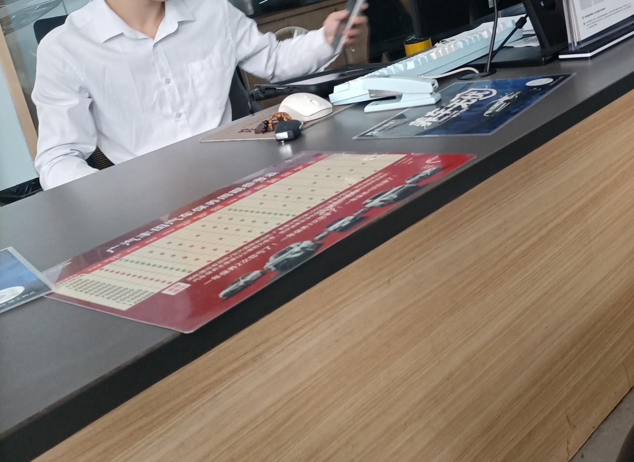 今天去保养车子,换了个空气滤芯和空调滤芯,问了下4S店的工作人员要多少米,开价2