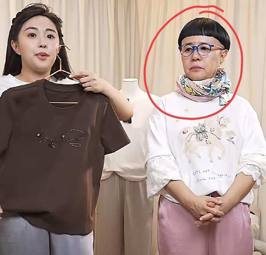 太掉价！金龟子频繁现身女儿直播间，一遍遍喊着“123上链接”，脸上是掩饰不住的疲