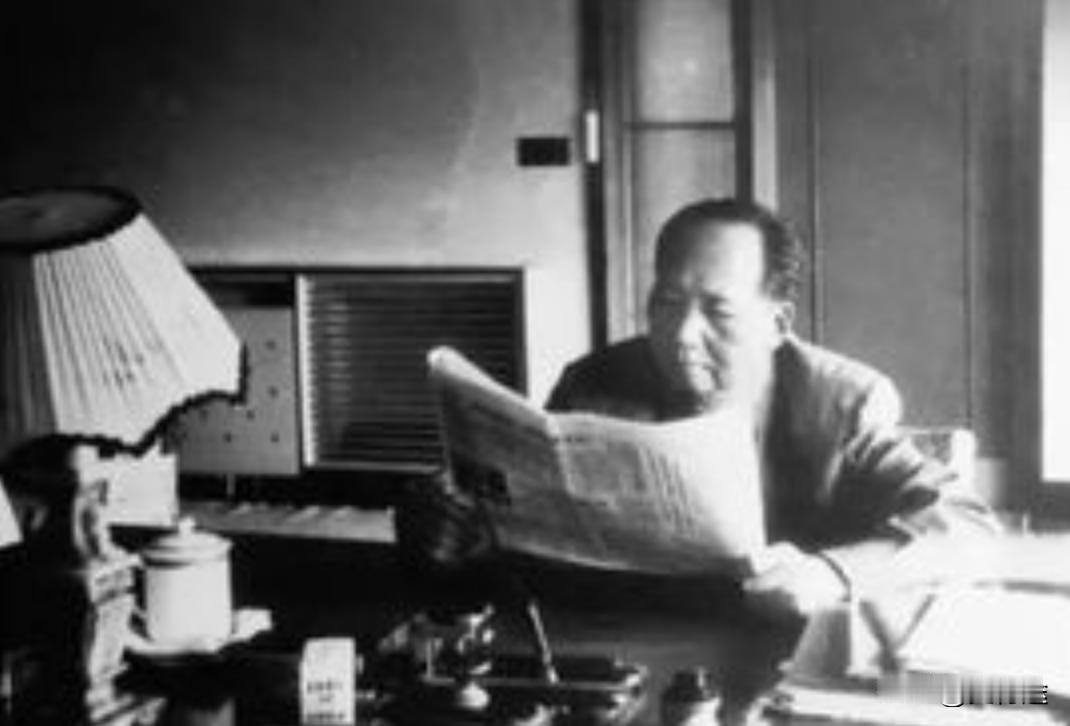 1976年，东北吉林降落了罕见的陨石雨，毛主席对小护士孟锦云说：“天上掉下大石头