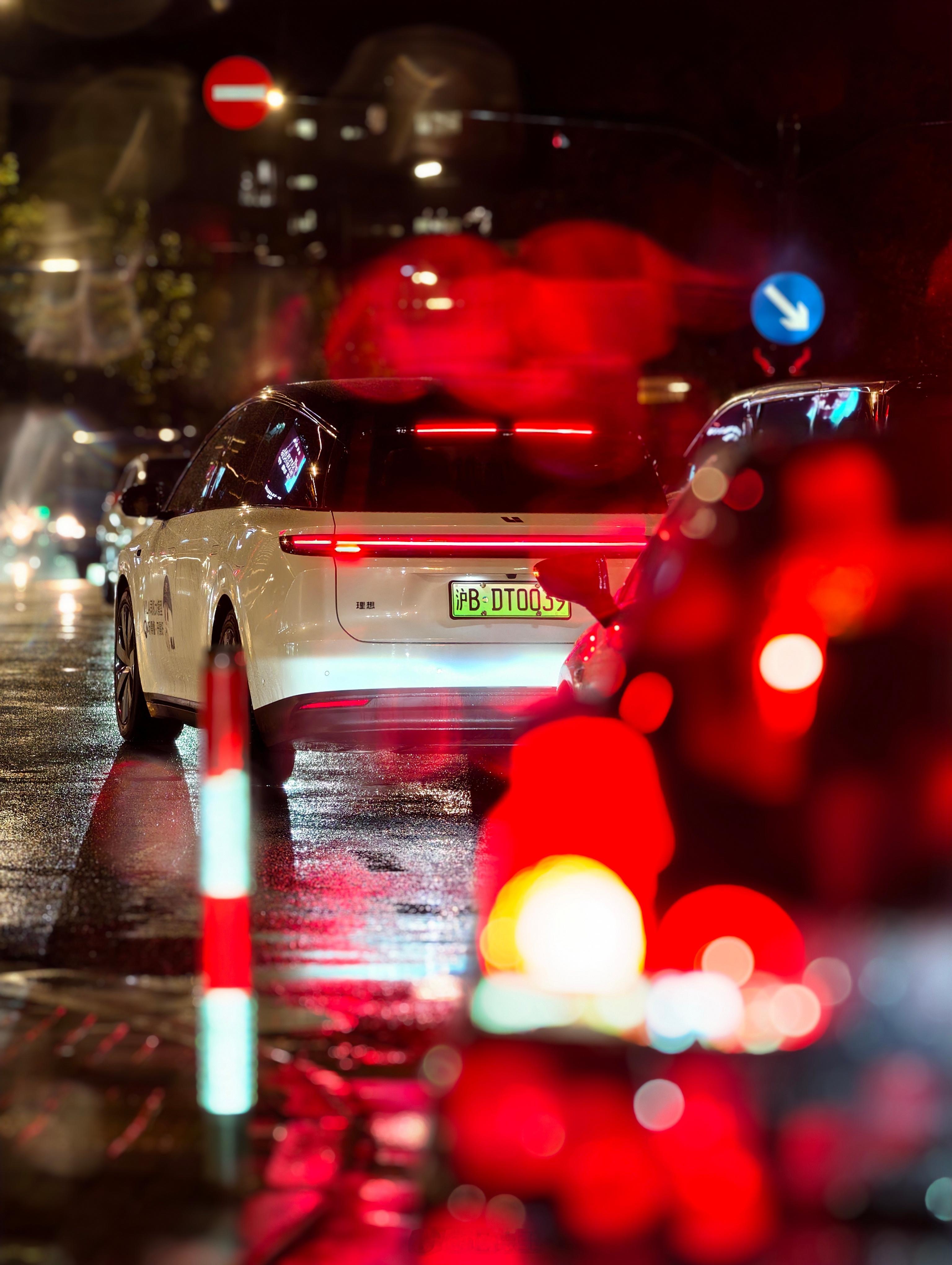 下班路上又看见两台i8[大笑]，不过这台是试驾车​​​