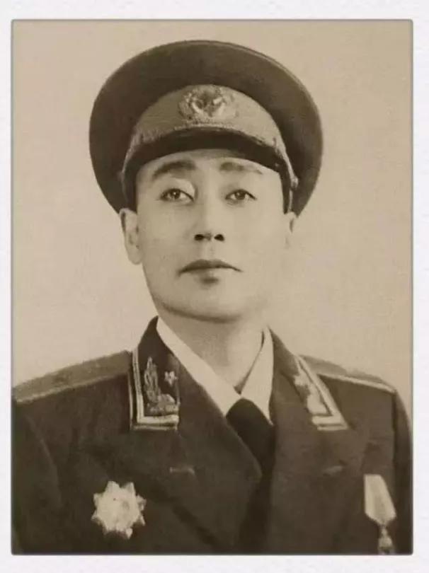 1956年，老家的嫂子进城，见到了开国少将刘其人，一见面，嫂子指着身后怯生生的女