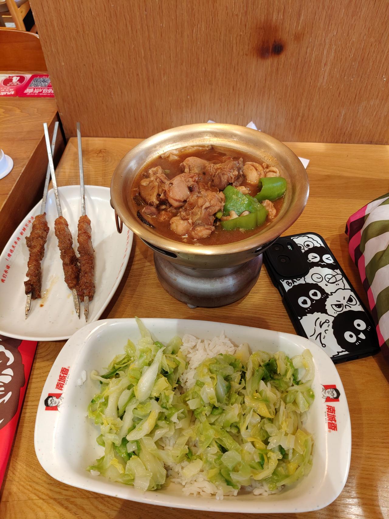 五月份自驾进藏，出发前特意回北京办好了边防证。出了办事大厅正赶上饭点，在附近找