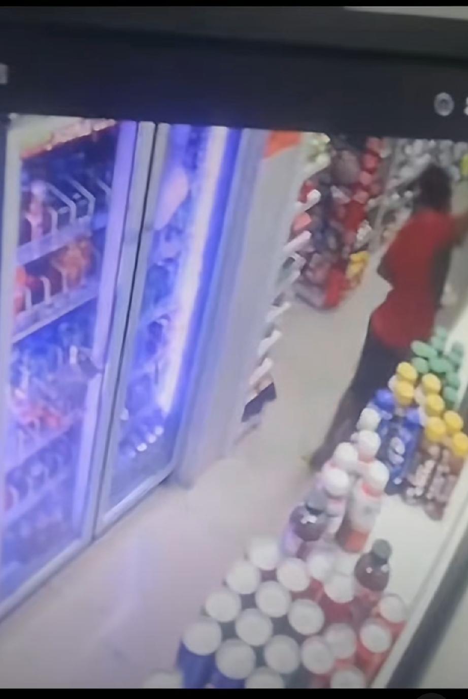 某地便利店被外国人零元购事件！商家：太嚣张，在我们国家，咋还能有旧习惯呢？！