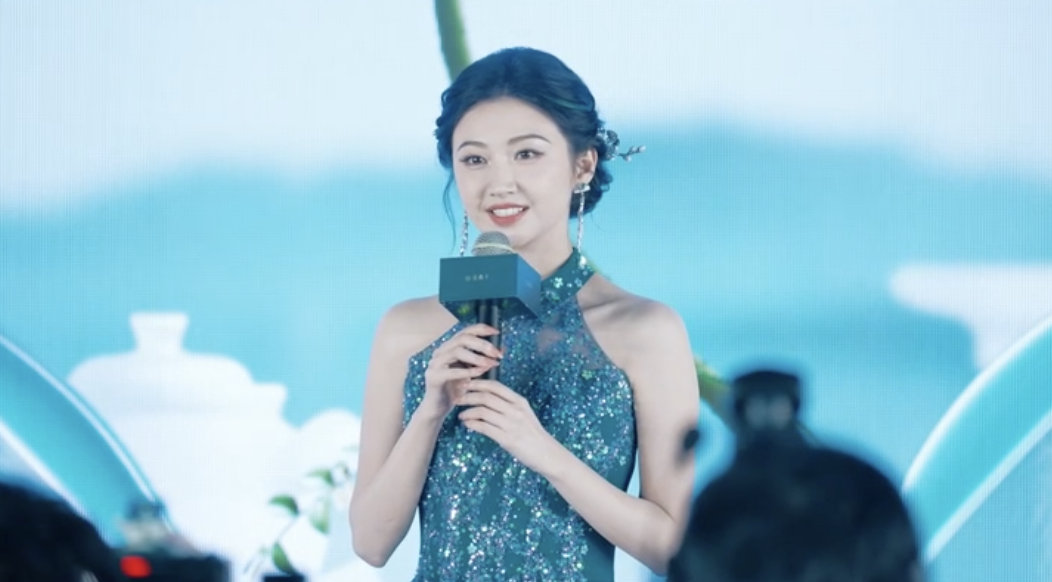 景甜生图气色真棒谁懂啊！身上的东方气韵太独特了。黛色礼裙衬得她身姿雅致，谈笑间