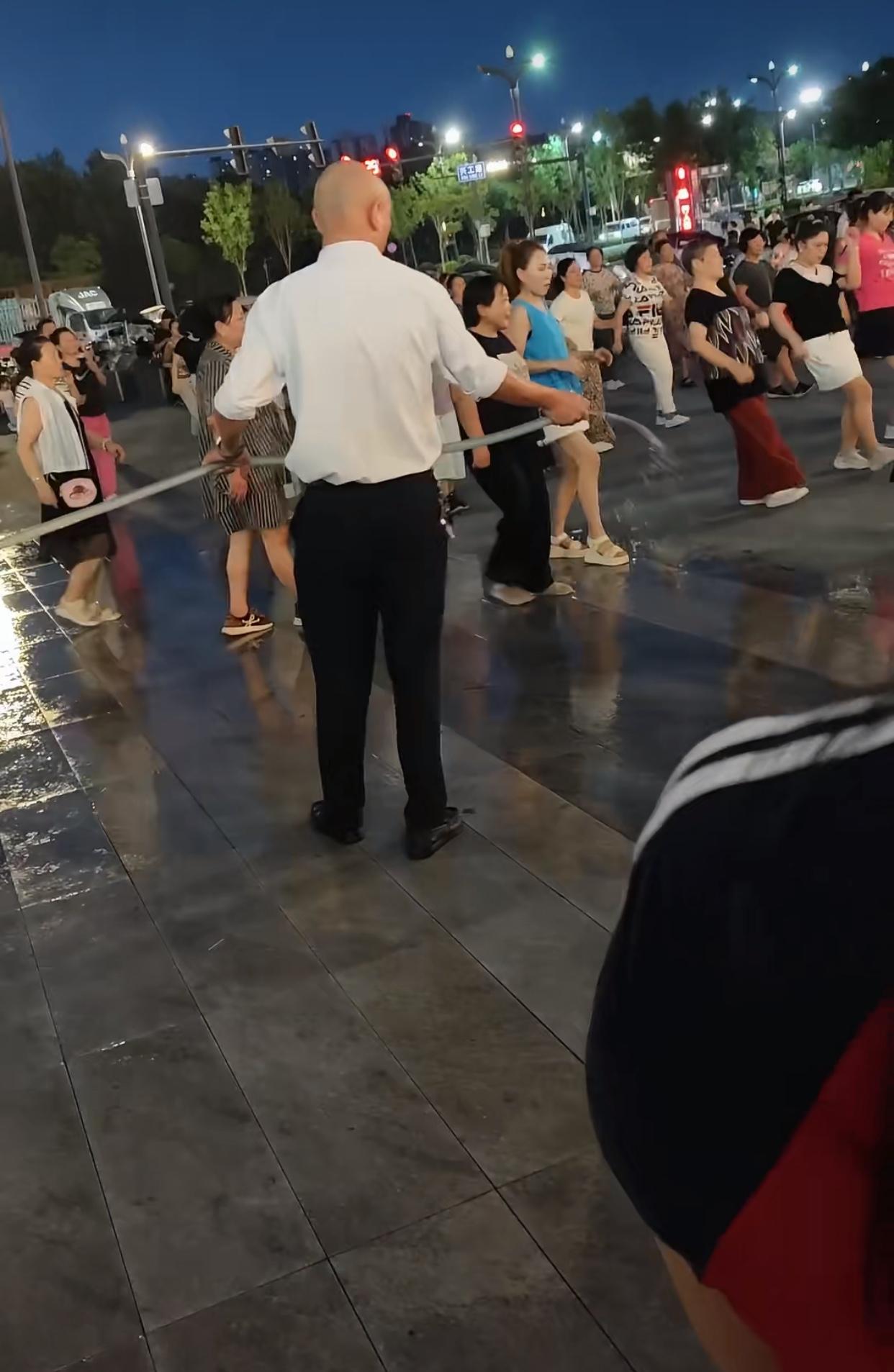 到底是谁的问题呢？近日陕西西安，一位网友分享，一群阿姨在龙湖天街听着音乐跟着节