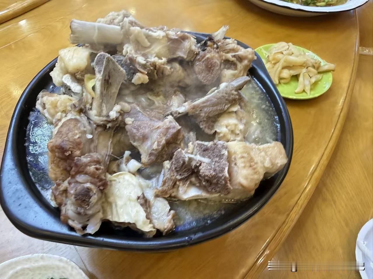 侄子从上海到家不几天，我在老家的一家农家乐饭店请娘家人吃饭。光顾着聊天，忘了菜品