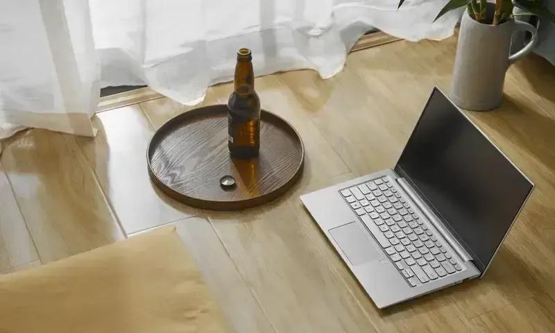 昨晚表弟拎着换洗衣服进门，第一句话就是哥我十八了，想要台笔记本当生日礼物。我愣