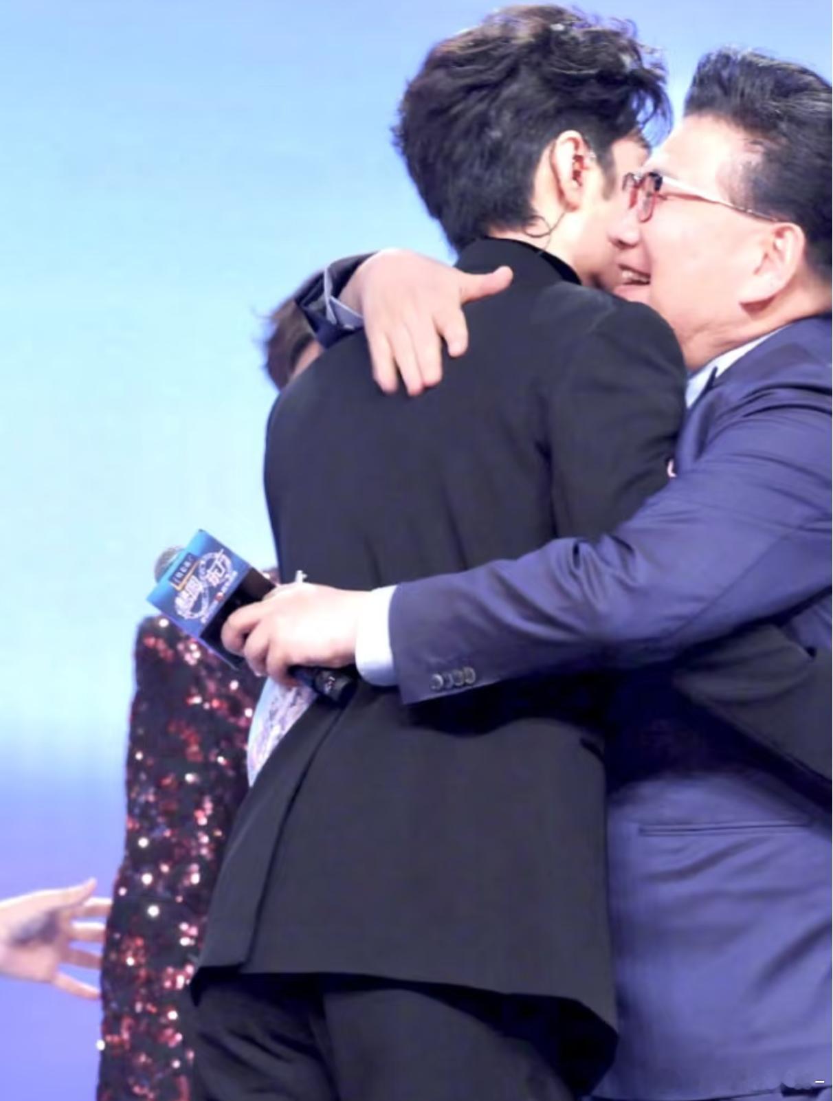 谁懂肖战的腰臀比…至今无人知道王一博到底有多樉…