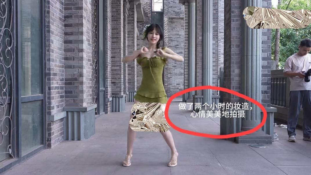 一女主播在一公共廊道上录制舞蹈视频，拍摄中途来了一组拍摄团队，一行人直接在女子身