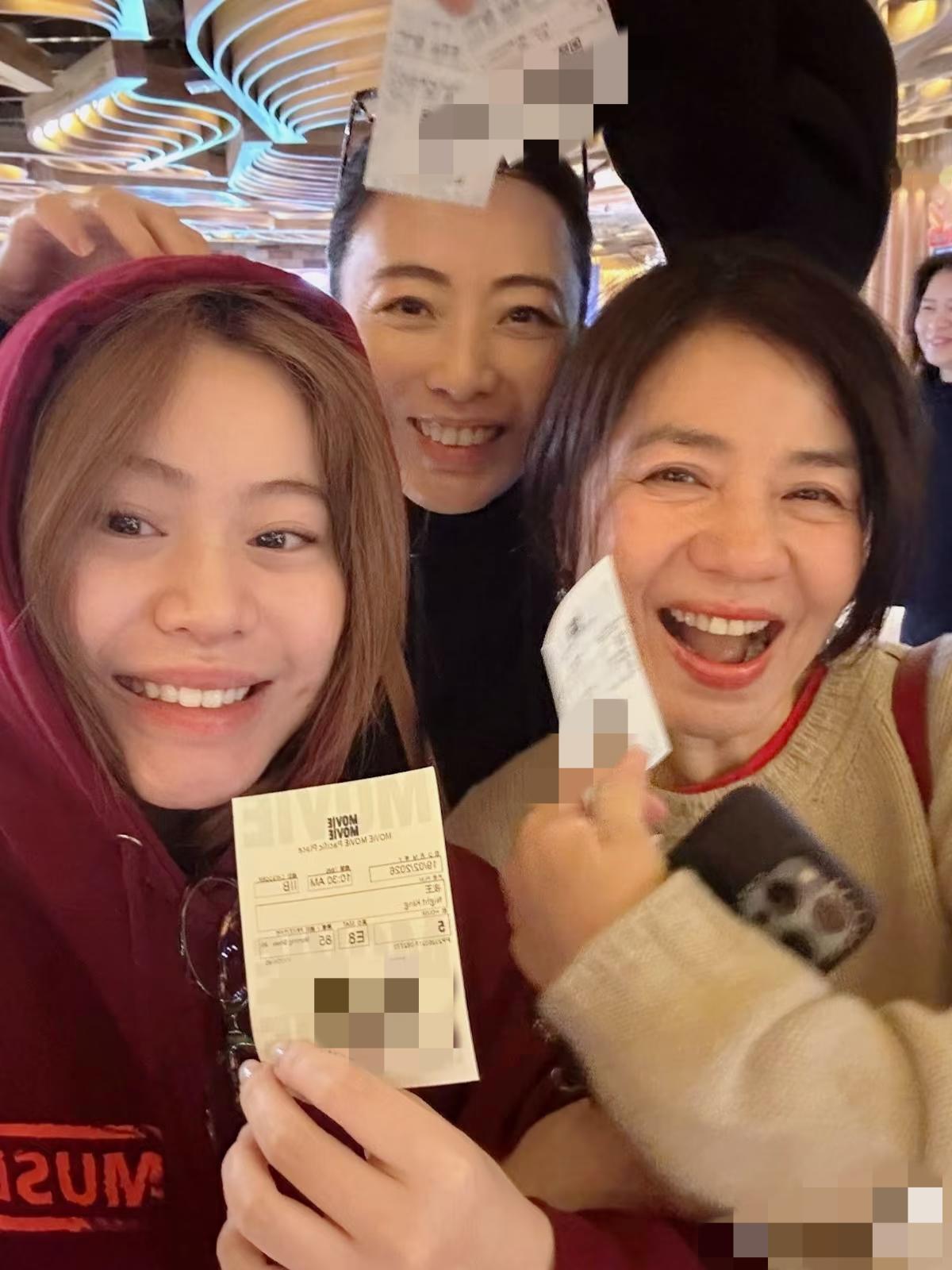 钟楚红新年近照曝光，66岁老了!2月19日，甘比晒出与钟楚红相聚的照片，原来