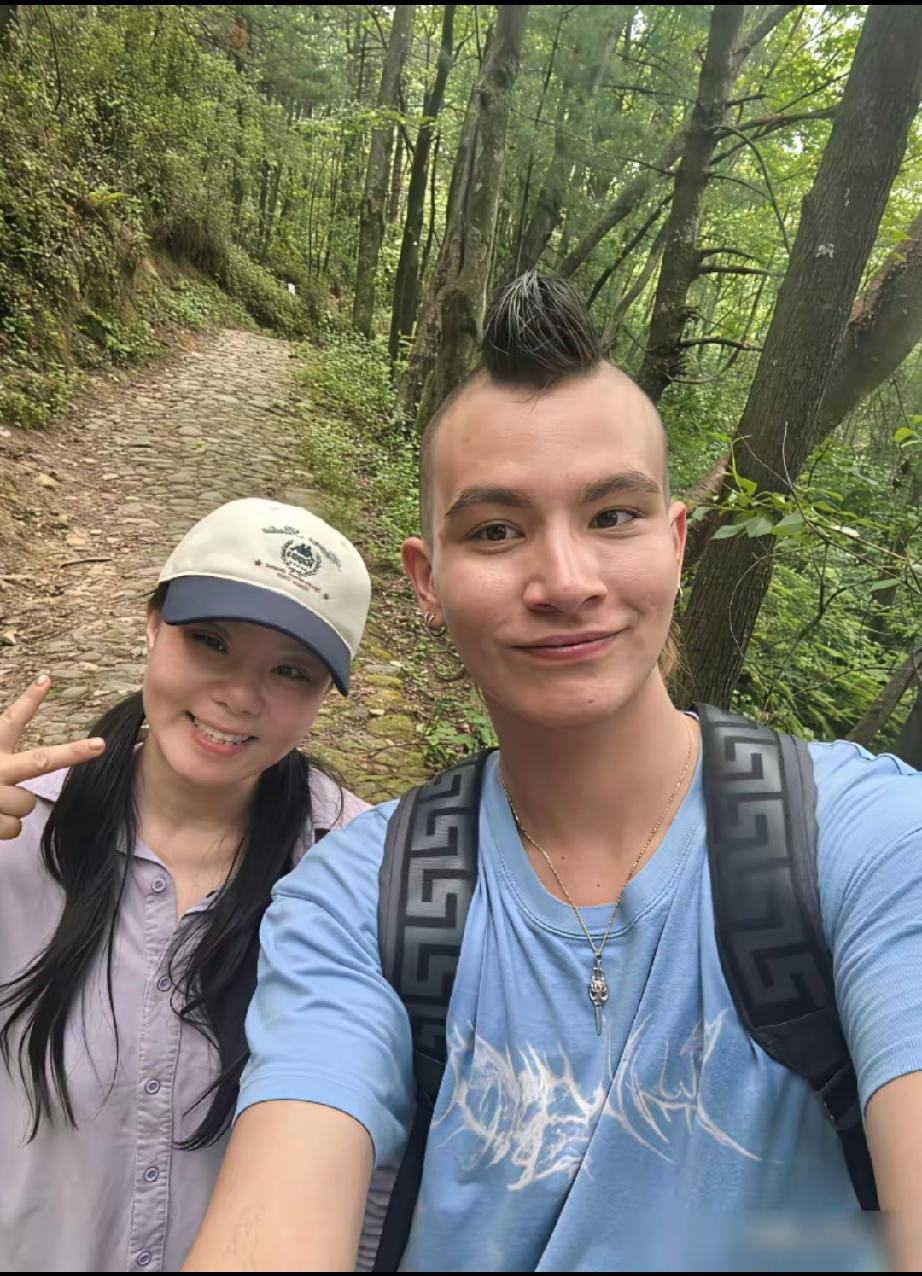 歌手龚琳娜大儿子海酷的发型火了！这发型被称之为发狂又发野！这种发型大家欣赏的来吗