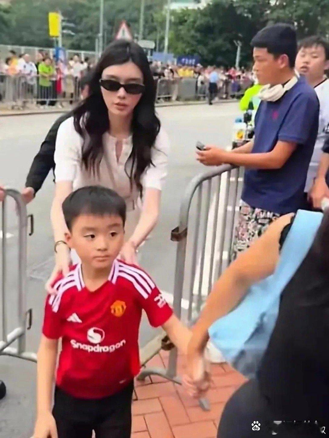 何猷君和奚梦瑶的儿子，长得和奚梦瑶好像啊。​​​