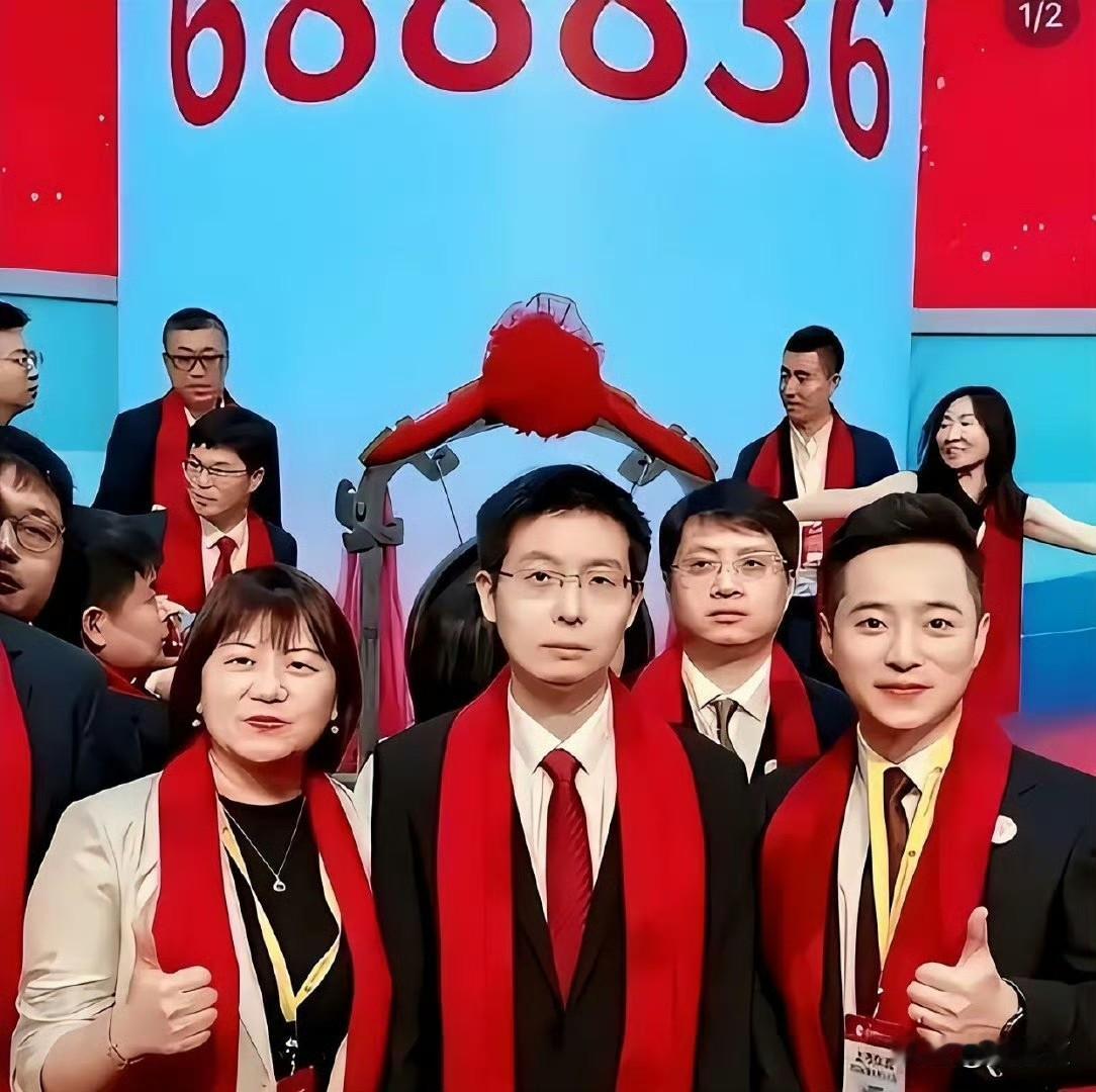 王兴兴在宇树科技敲钟那天，全程板着脸，几乎没笑过。旁边的人都乐开了花，就他一个人
