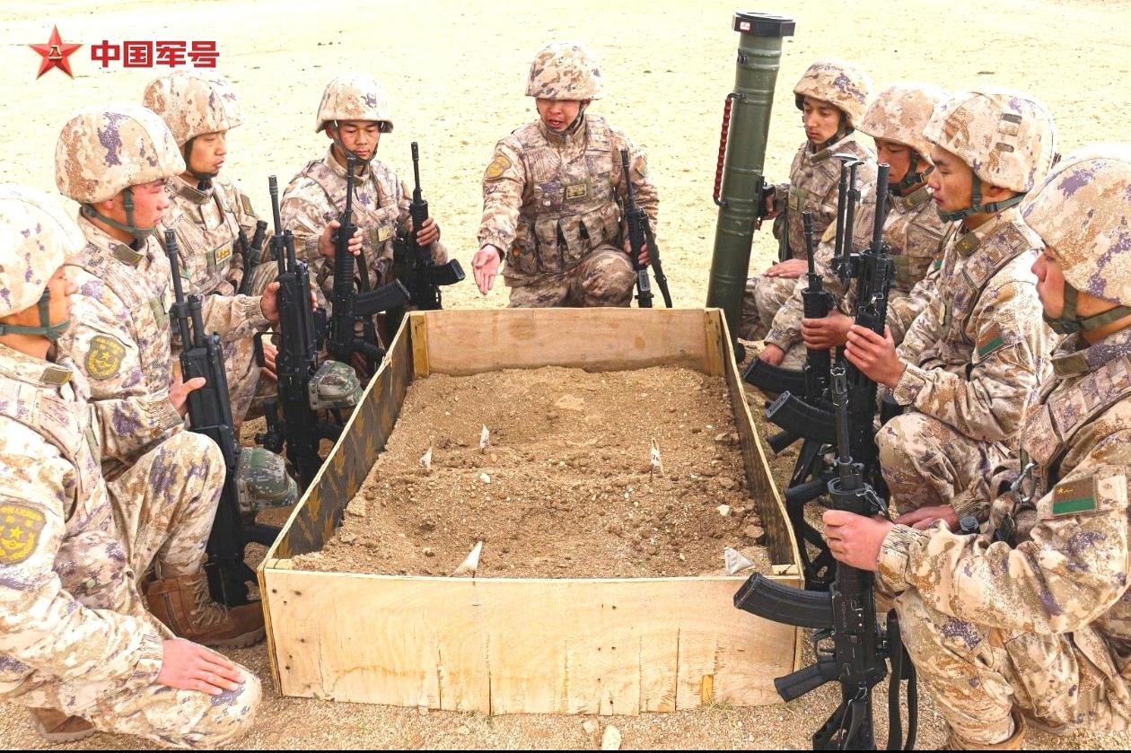 步兵班在进行战前战术安排，这是一个标准的轻步兵班，我军一个步兵班共有九人，2挺Q