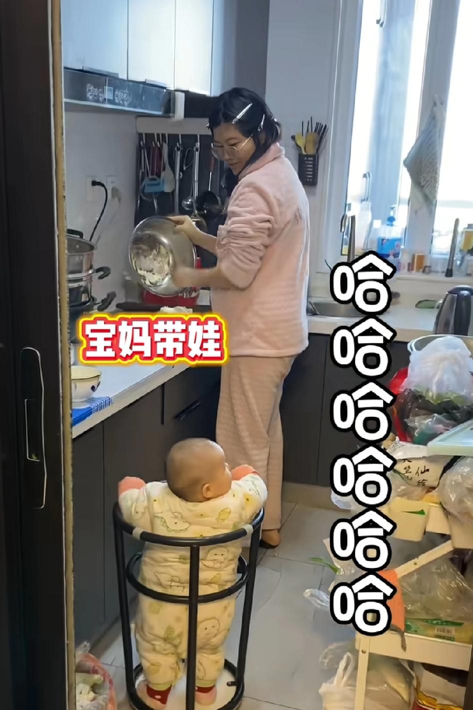 智慧妈妈带娃果然轻松又温馨！买个大收纳箱放里面玩，又放心，累了还可以坐下来，小