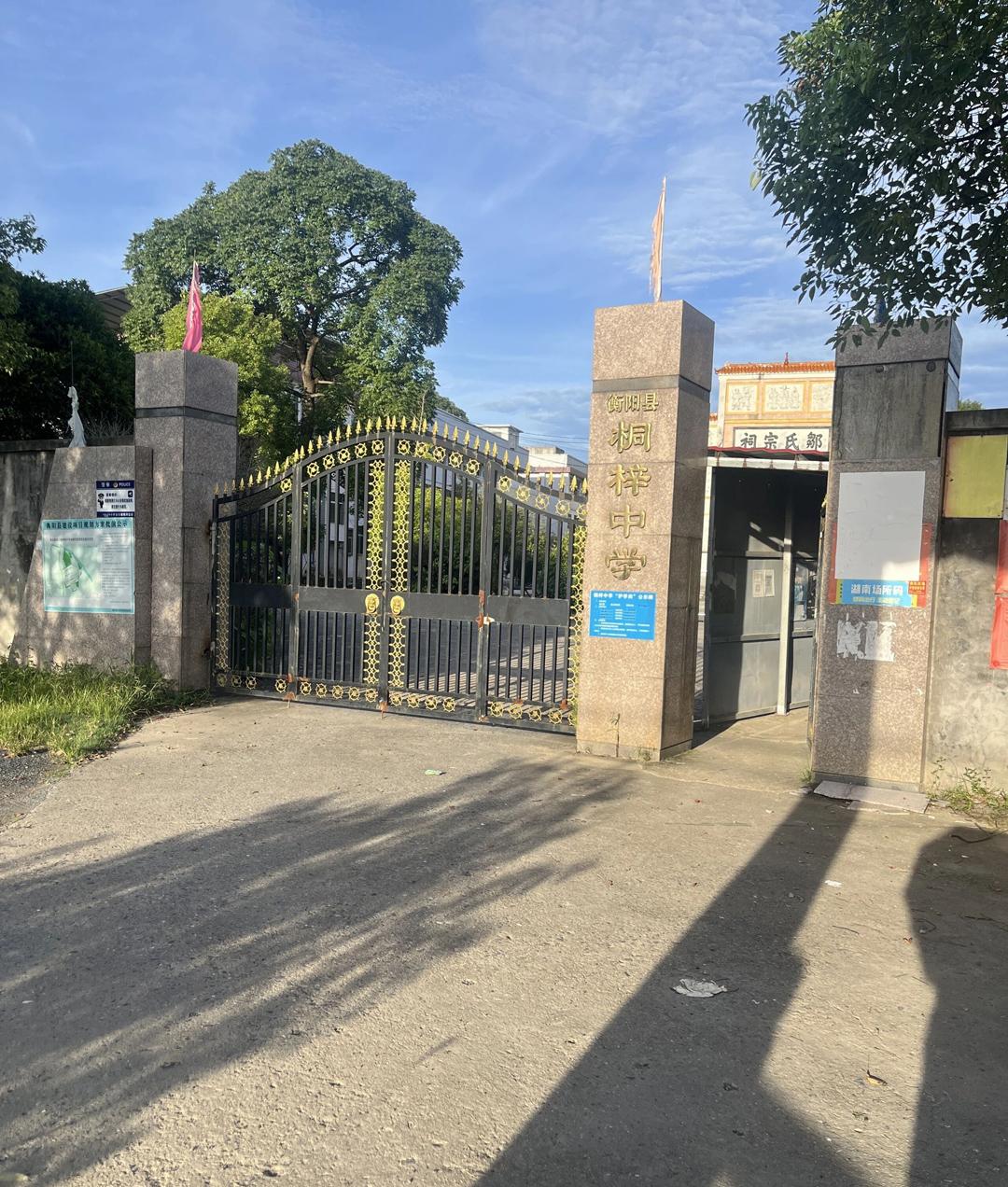 我在乡镇初中教了十六年书，现在学校三个年级只有八个班，生源比以前少了很多。虽然学