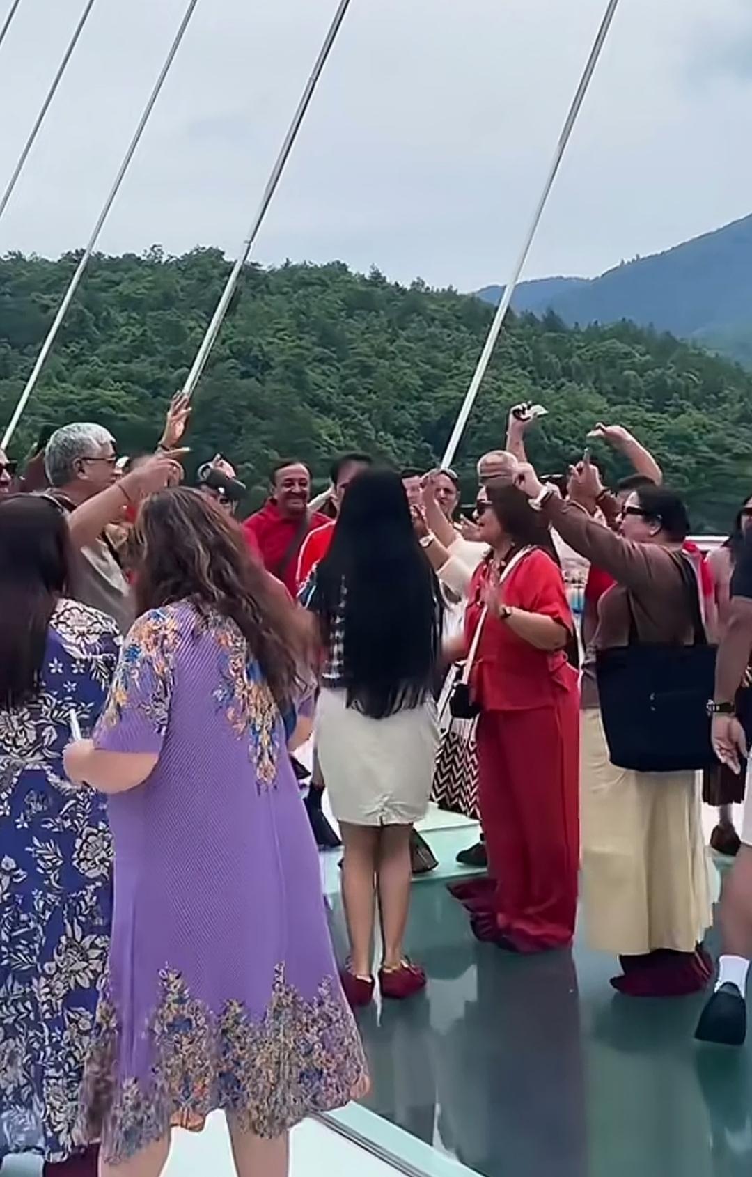 一提到印度游客不文明行为，我们总是把他们看成一体的印度人，实际上，他们的成份可能