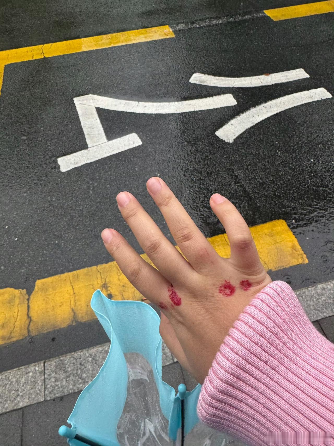 深圳一女子公交车站阻止男子吸烟，发生冲突，可能面临被拘留。一个ID叫来杯姬尾