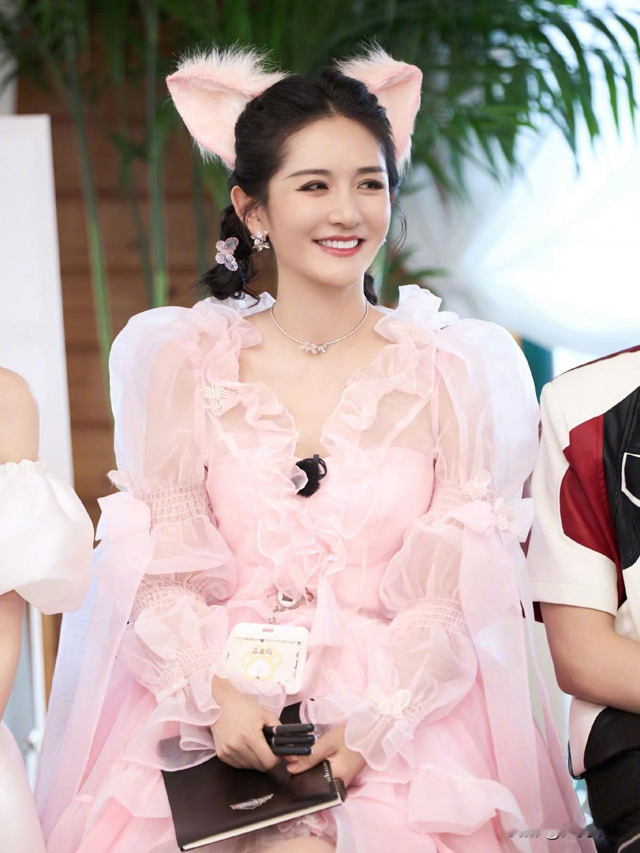 谢娜太会哄孩子了！[捂脸哭]张杰要去青岛开演唱会，女儿跳跳抱着张杰一直大哭不让他走