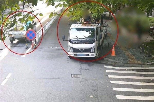 开二手电瓶车店的老板估计这辈子都忘不了那天早上的画面，推开门门口空得连个车轱辘都