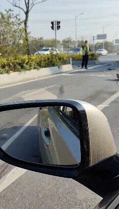 飞来横祸，灭顶之灾，真不知道小车上的人情况如何了。3月16日，事发地疑似在广州