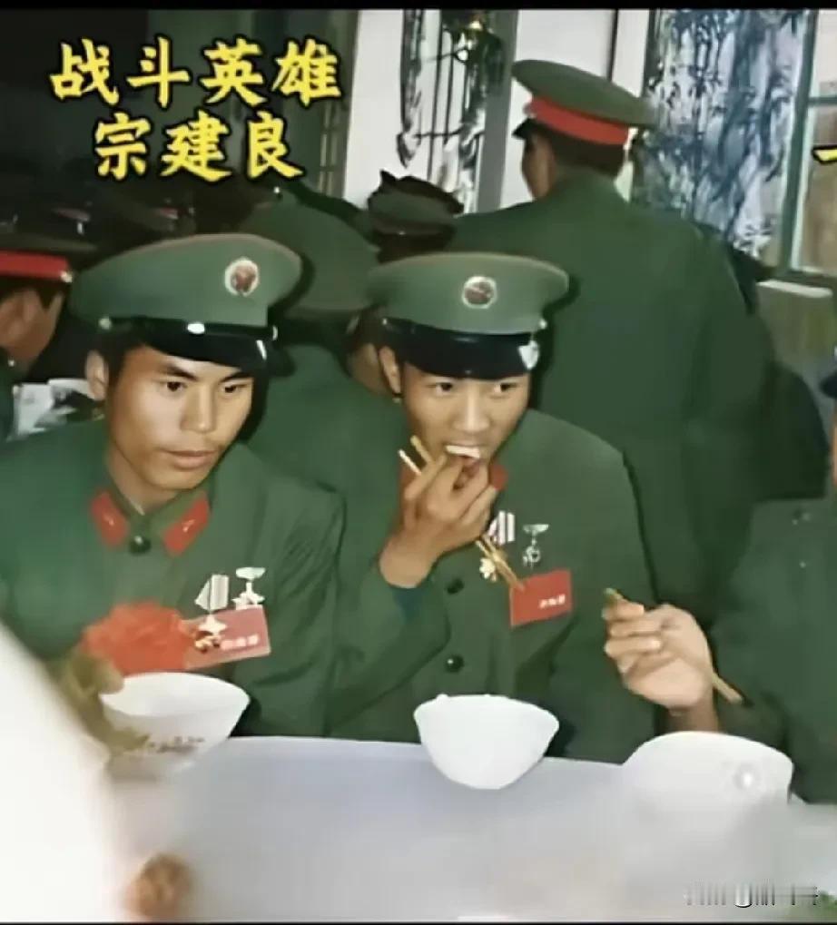 难得一见的老照片！1.28突击作战表彰大会上，记者抓拍到了战斗英雄宗建良吃东西