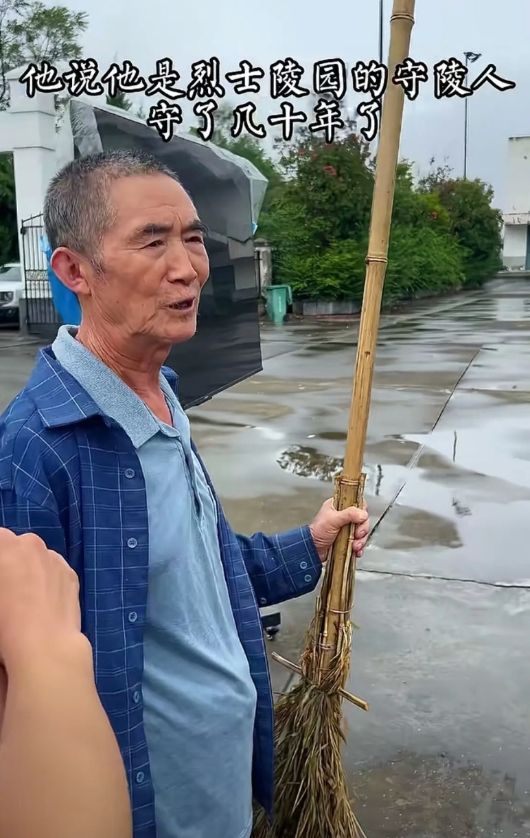 太感动了！七八十岁的老人在路上拦住一个年轻人的车，让他帮忙调一下电视。开始的