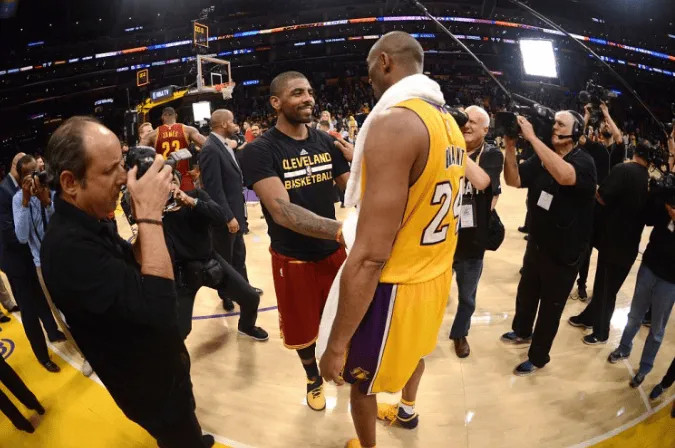 【🏀凯里-欧文霸气护科比：科黑们，该闭嘴了🗣️】近日，独行侠后卫凯里-欧文通